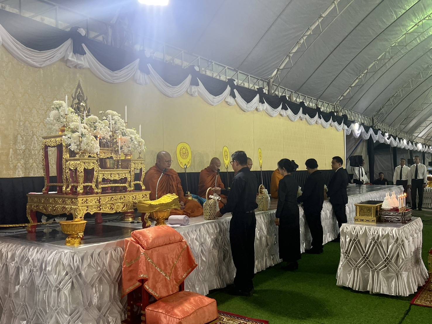 title - นายนิกร ไพริน ปฏิรูปที่ดินจังหวัดชุมพร พร้อมด้วยข้าราชการและเจ้าหน้าที่ สำนักงานการปฏิรูปที่ดินจังหวัดชุมพร ร่วมเป็นเจ้าภาพในพิธีสวดพระอภิธรรมเพื่อถวายเป็นพระราชกุศลแด่ สมเด็จพระนางเจ้าสิริกิติ์ พระบรมราชินีนาถ พระบรมราชชนนีพันปีหลวง 